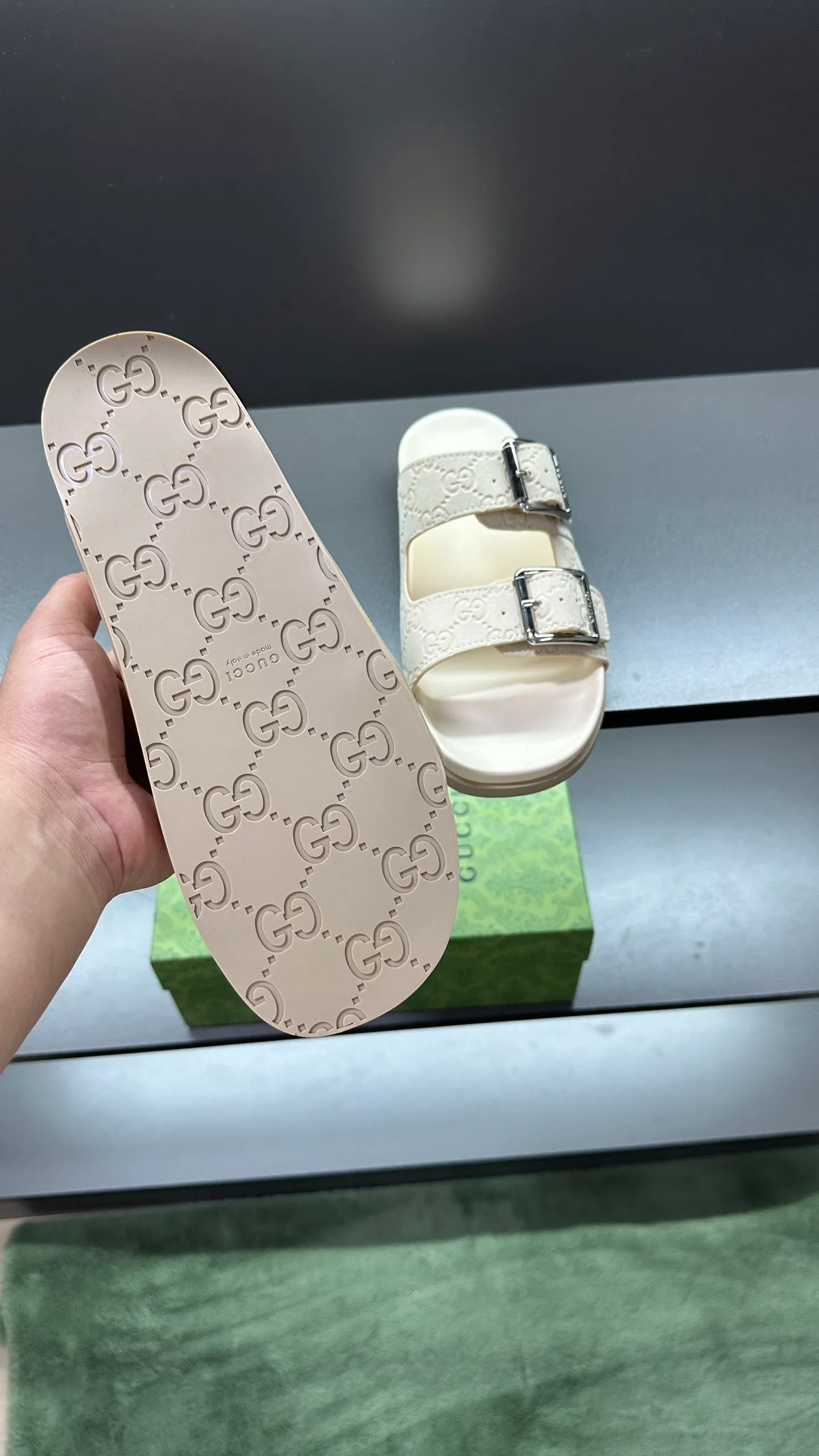 [G Home New Style] P: 320💰Men's size 39~45, (46. Customized) This slipper is made of GG polyester fiber and is decorated with a Gucci label on the front, which adds a striking logo feel to the style. "Gucci Made in Italy" stamped label Rubber sole Flat Made in Italy
